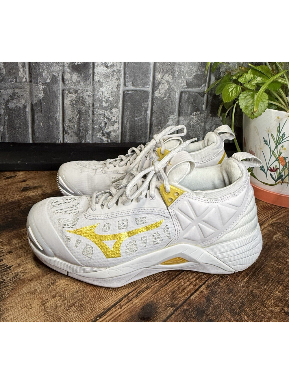 Mizuno White/Gold Low Top Lace-Up Men's Athletic Sneaker Style Code 430260